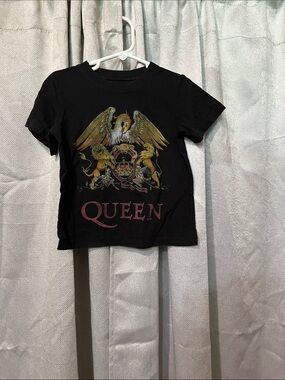 Que Black Kids Tee with Gold Crest and Red Logo